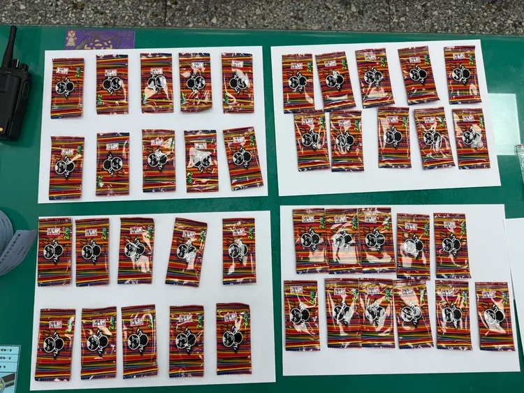 警方查獲的毒品咖啡包為市面少見的XL「超大杯」包裝。民眾提供