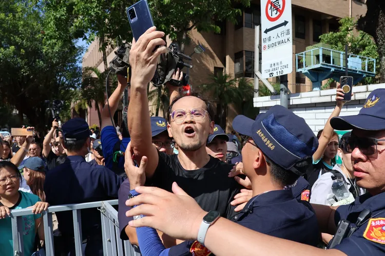 柯文哲交保 場外民眾抗議。莊宗達攝