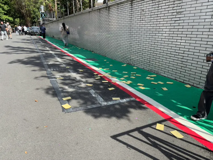 抗議民眾一路撒冥紙，遭警方帶走。邱筠媜攝