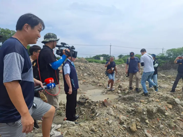 橋檢檢察長張春暉16日上午率隊會勘美濃農地遭盜採砂石。翻攝畫面