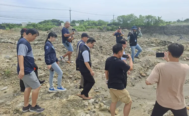 橋檢檢察長張春暉16日上午率隊會勘美濃農地遭盜採砂石。翻攝畫面