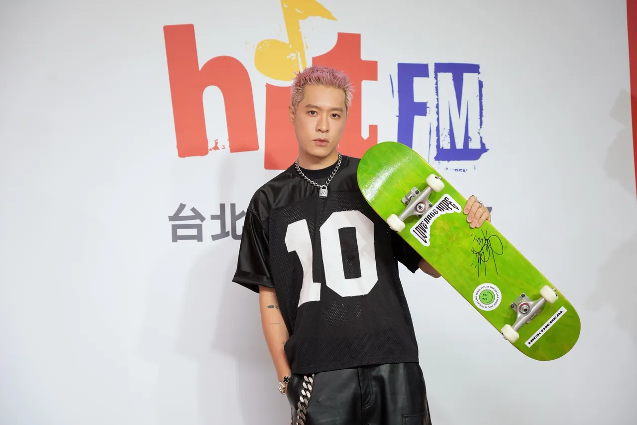 周汤豪时隔3年多推出全摇滚概念专辑《LOVE RAGE HOPE》,致敬千禧世代。娱乐中心摄