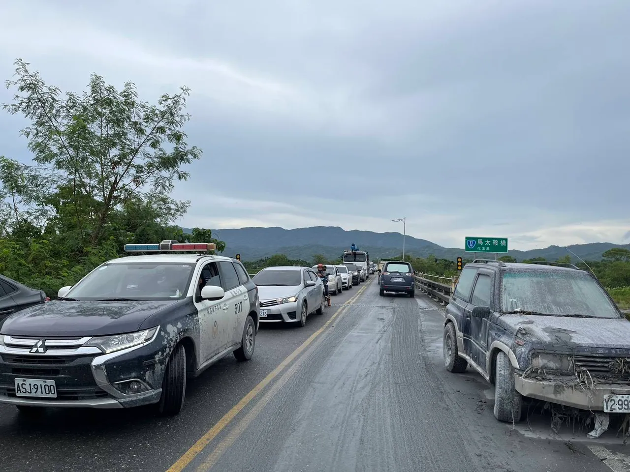 抢救生命的道路请用路人礼让。警方提供