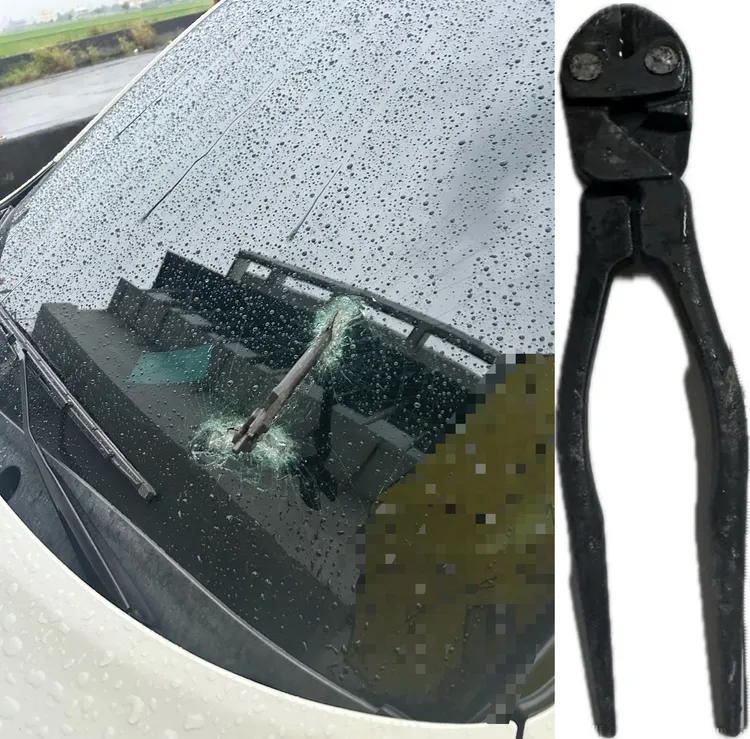 徐男停妥車輛後一看，竟是一把天外飛來鐵鉗。翻攝照片