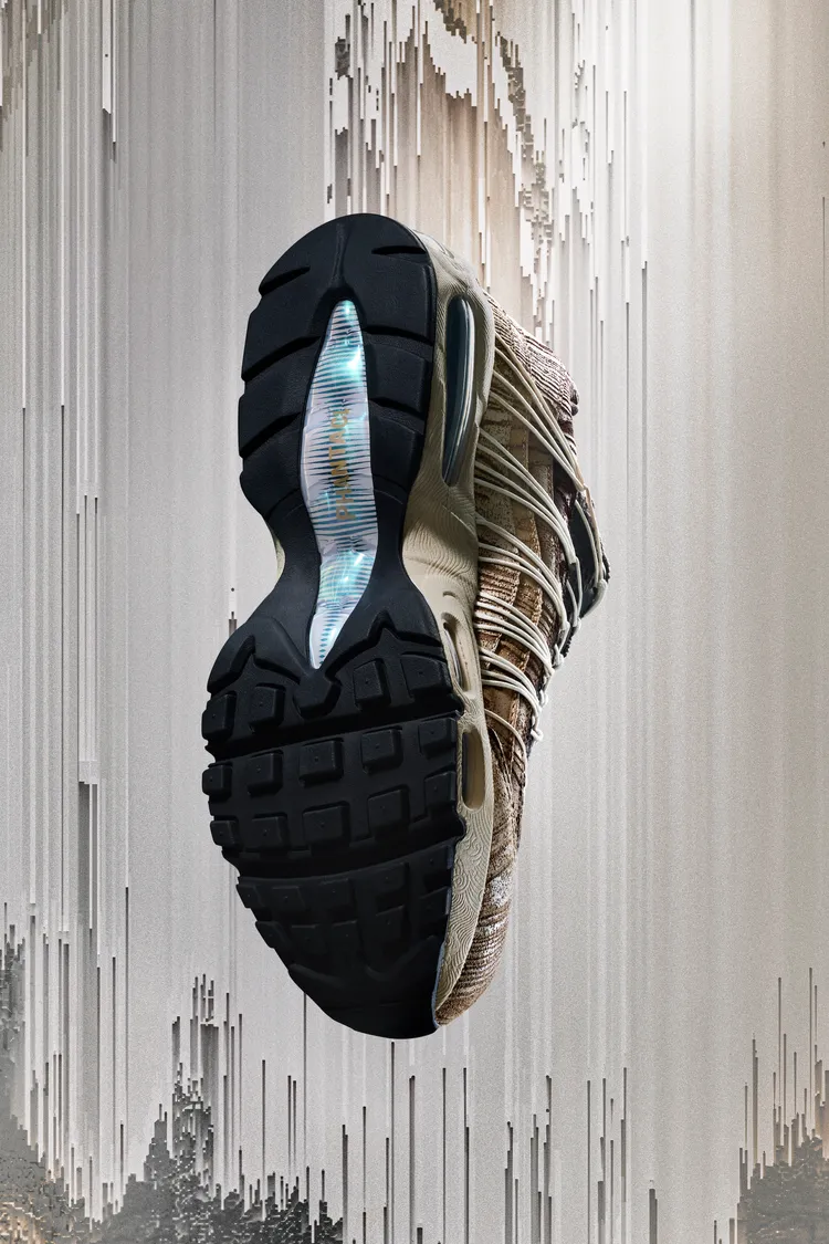 鞋舌、鞋身吊墜與鞋底皆飾以七彩珠光的仿珍珠貝母設計，隨虹彩變幻展現浪漫氛圍。品牌提供