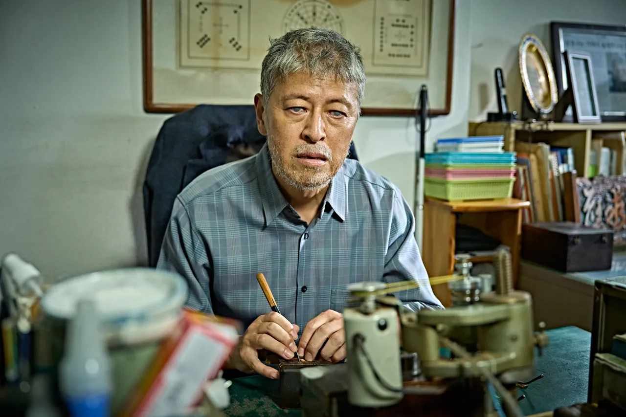 权海骁饰演视障篆刻大师,岳父也是视障人士。壹壹喜喜提供