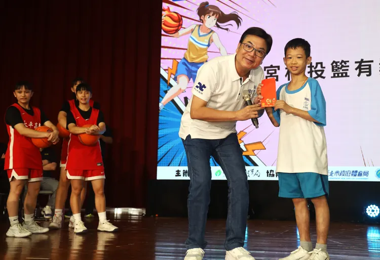 現場九宮格投藍有獎徵答，寓教於樂，學生們玩得十分開心。教育局提供