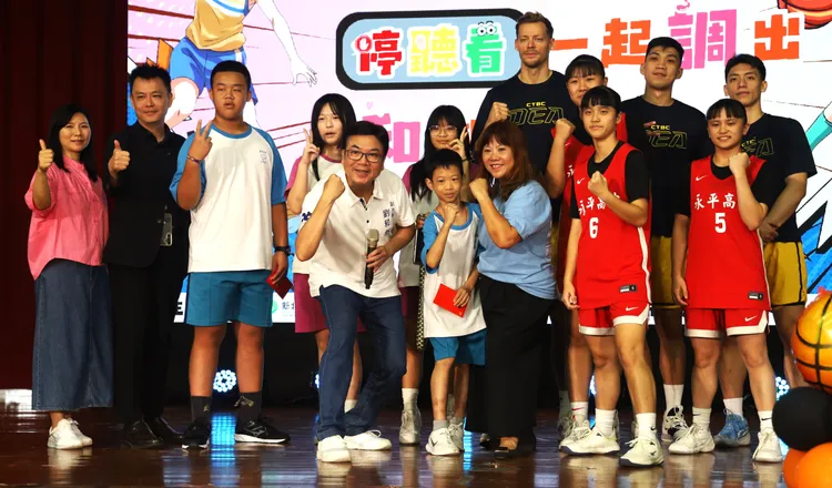 劉和然攜手中信特攻守護反毒、防詐、反霸凌。教育局提供