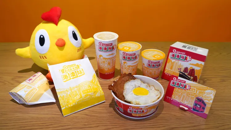 推出手繪港澳知名景點限量包材，融合太平山山頂纜車、叮叮車、的士、鴨靈船等經典元素。業者提供