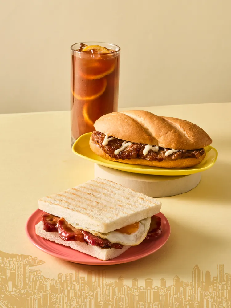 「正宗澳門豬扒包」選用台灣老字號「中一排骨」的帶骨里肌豬排，搭配爽口凍檸茶，豐富飽足好過癮。業者提供