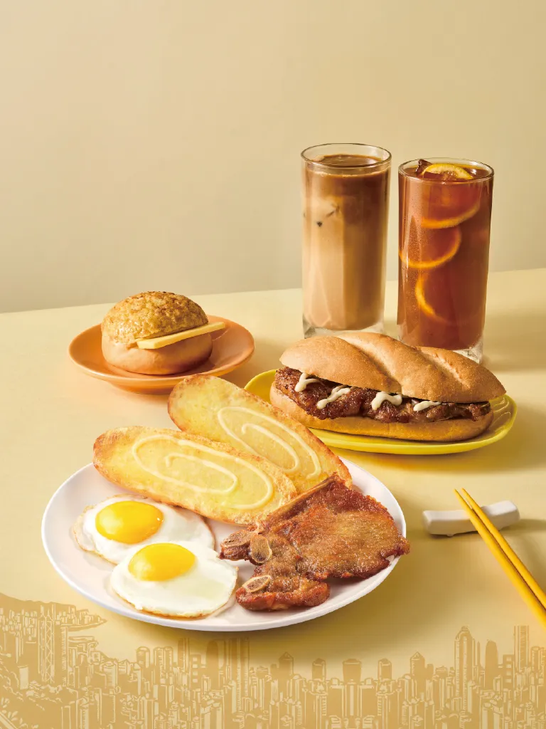 轻松享受集聚一盘的香港经典小食,吃「双蛋猪扒脆猪盘餐」一秒置身于香港。业者提供