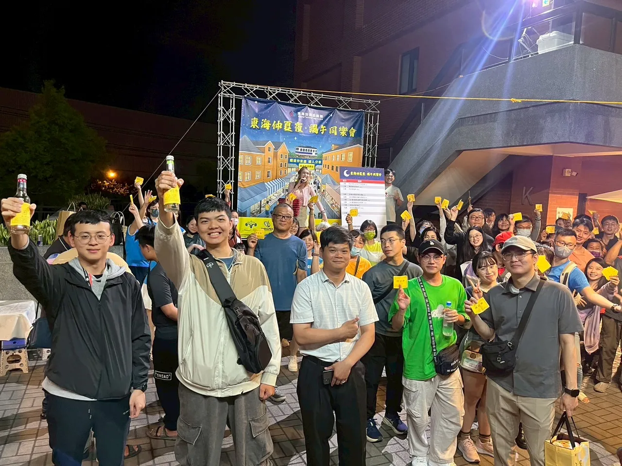 活动现场将设有烤大猪show,邀请住户与邻里一同来大啖肥嫩鲜美的烤大猪。业者提供