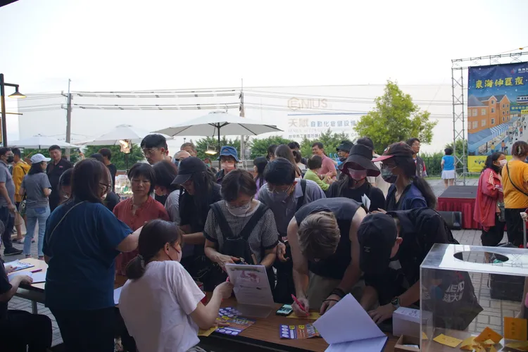 活動現場有各式特色攤位進駐，包括文創手作、手沖咖啡、車輪餅等，並規劃了闖關集點遊戲，讓您在吃喝玩樂的同時，還有機會參加抽獎活動。業者提供