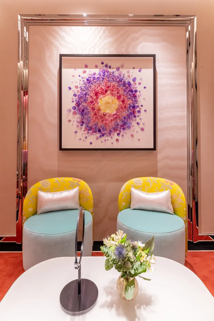 品牌特別邀請新銳藝術家創作VIP室的藝術作品，是以回收寶特瓶打造而成。品牌提供