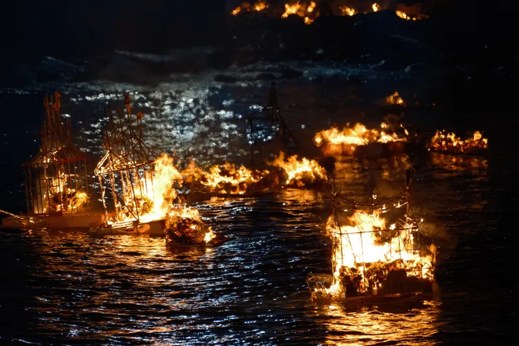 日前基隆八斗子舉行放水燈儀式，現場聚集大量民眾共襄盛舉。葉先鵬攝