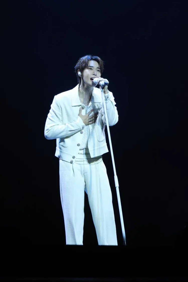 道英唱到一半突然吃起香蕉。攝影中心攝