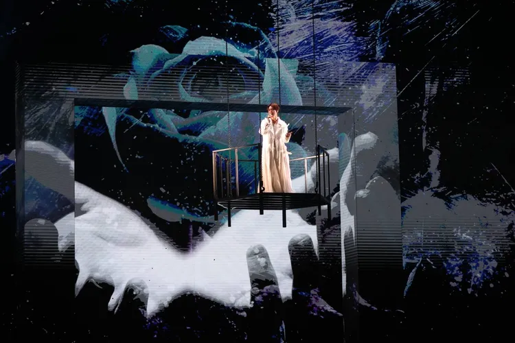 道英懸空開唱。攝影中心攝