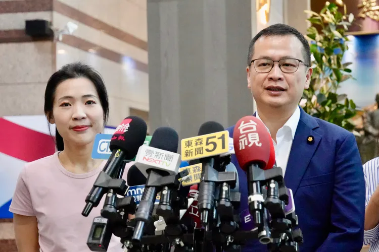 羅智強15日赴國民黨中央領表，立委徐巧芯陪同。羅智強辦公室提供