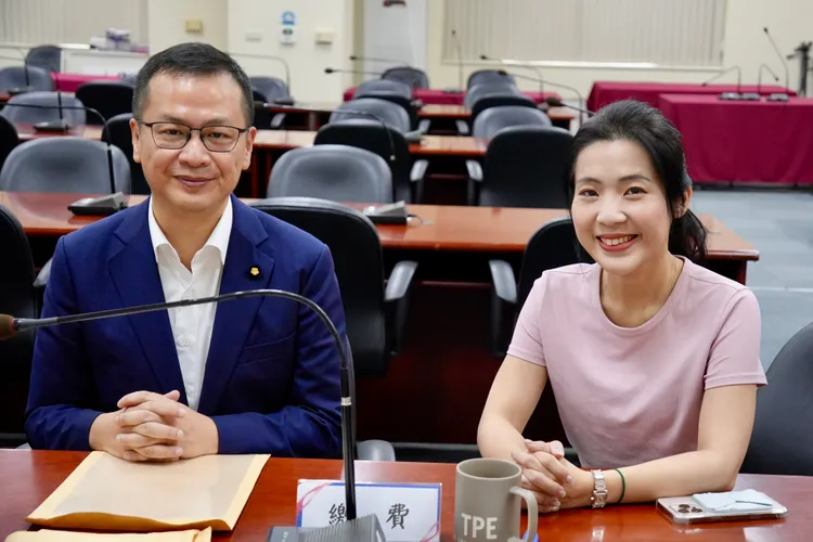 羅智強15日赴國民黨中央領表，立委徐巧芯陪同。羅智強辦公室提供