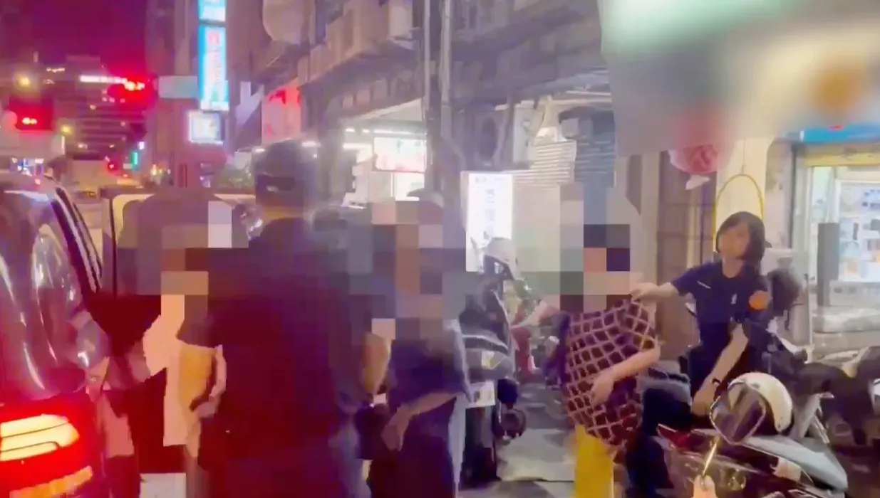 警方将19名赌客带回。警方提供