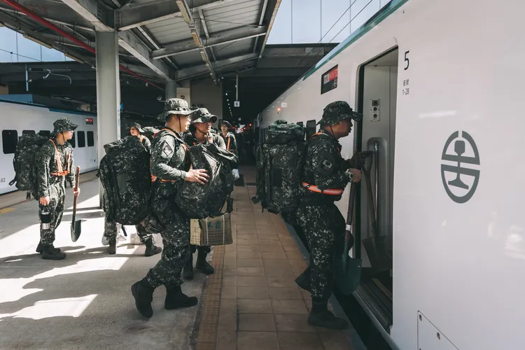 國軍持續投入包括關渡指揮部、桃園後備旅、裝訓部與陸戰66旅等13個單位計550人，分別從新竹、桃園、基隆、宜蘭等地搭乘專列，開赴花蓮光復鄉，接力與居民、志工並肩投入環境清理任務。國防部提供