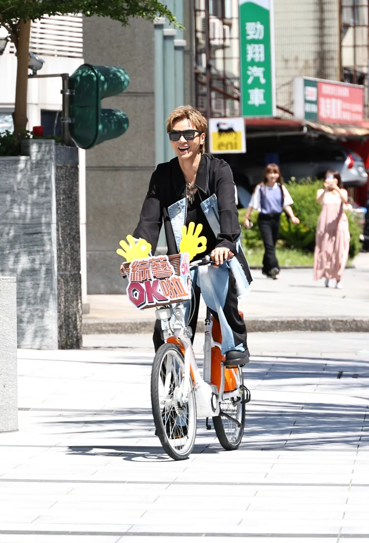 羅志祥騎Ubike為新節目造勢。彭欣偉攝