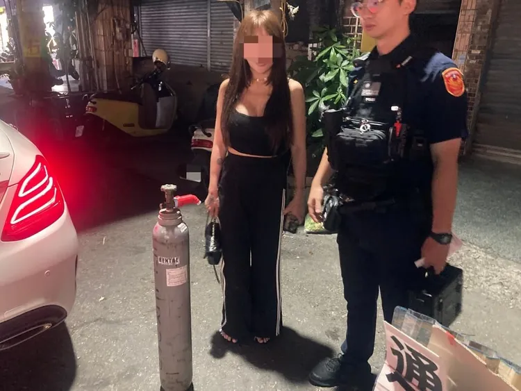 警方於廖女車內查獲笑氣鋼瓶，詢後依公共危險、肇事逃逸等罪嫌依法偵辦。中壢分局提供