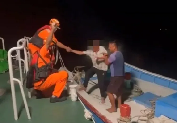 吳姓船長斷指無法接回，送往柳營奇美醫院救治，縫合傷口並無生命危險。海巡提供