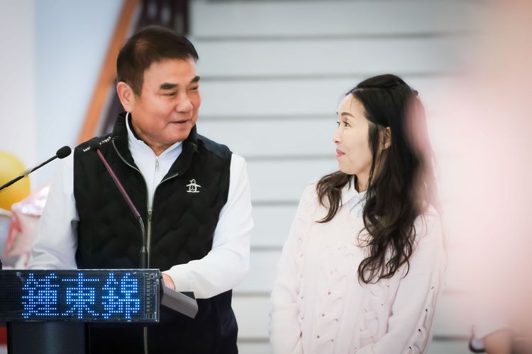 財產誠實申報卻被譏「最富縣長」　鍾東錦：我運氣好！娶到好老婆