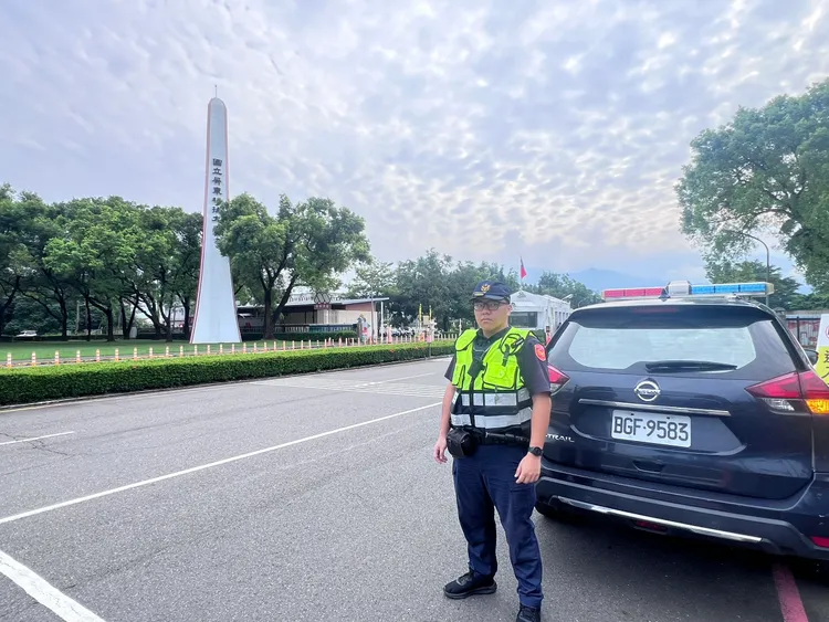 內埔警方在學校附近加強執法宣導。翻攝畫面