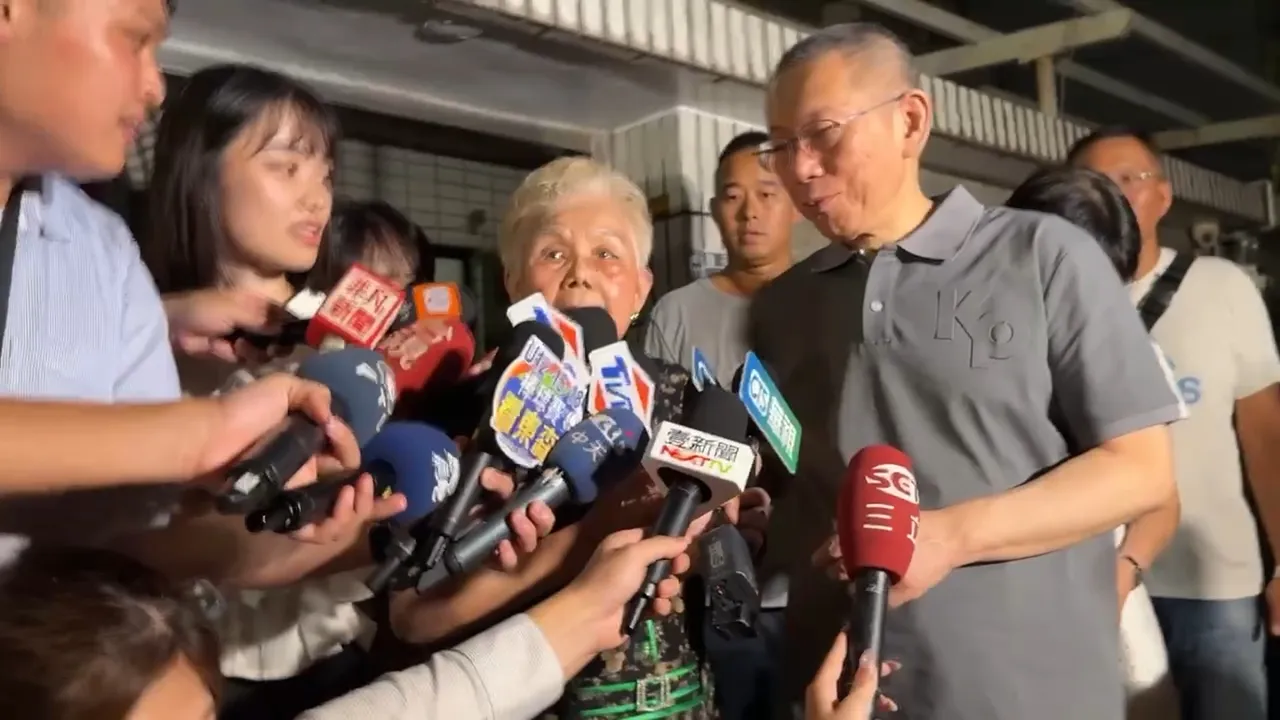 柯文哲步出家门。翻摄画面