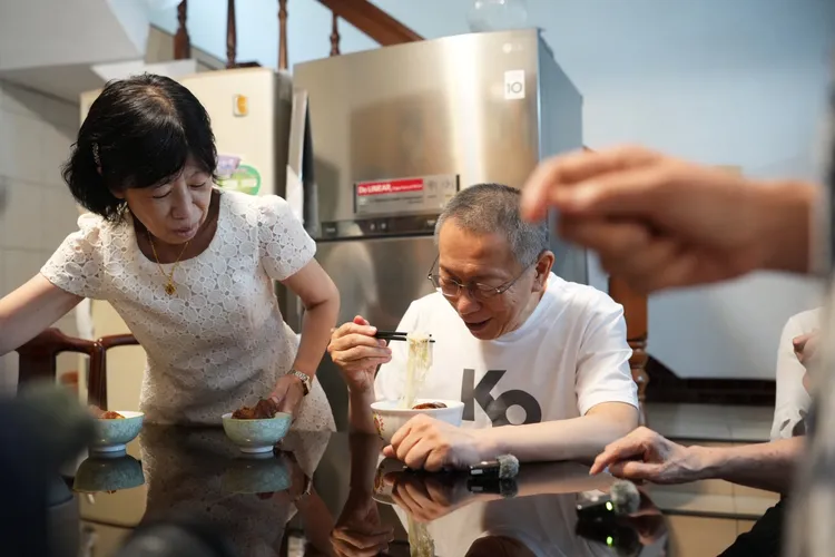 柯文哲享用豬腳麵線。民眾黨提供