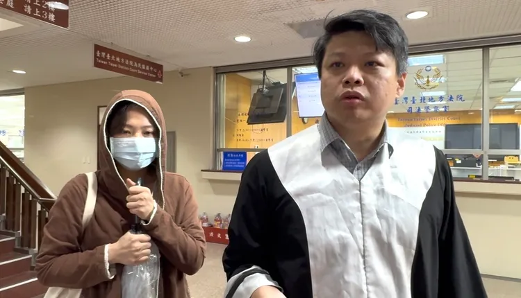 女子林惠珠（左）在律師陪同下受訪，並向受害的檢察官致歉。謝亞庭攝