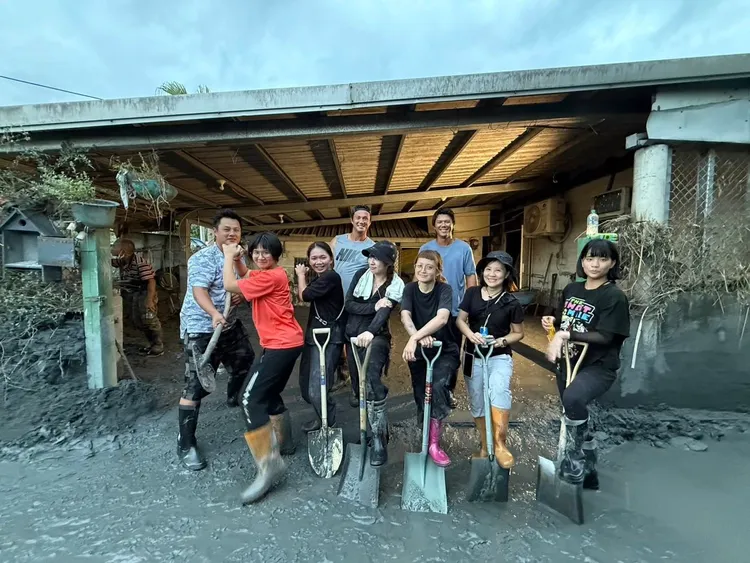 羅國華（左起）、高國輝、高國麟回光復老家支援。翻攝自羅國華臉書