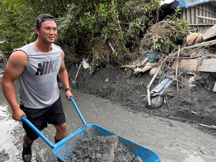 高國輝返鄉清理家園。翻攝自羅國華臉書