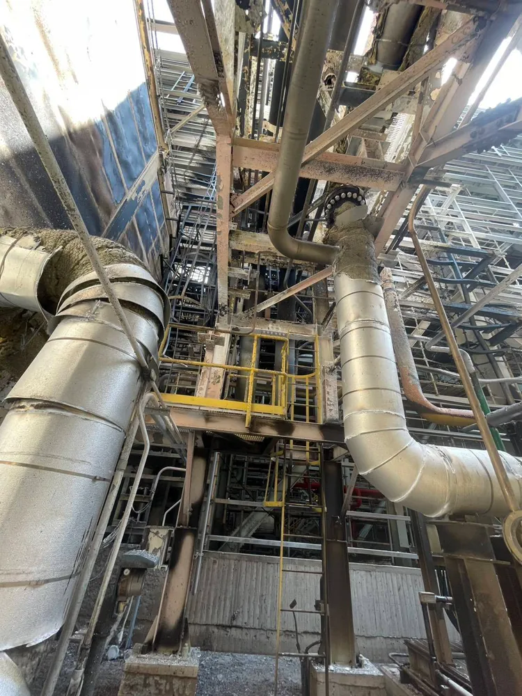 台電人員與相關工程團隊今(10)日赴興達電廠新2號機進行現場勘查，確認天然氣洩漏地點。 台電提供