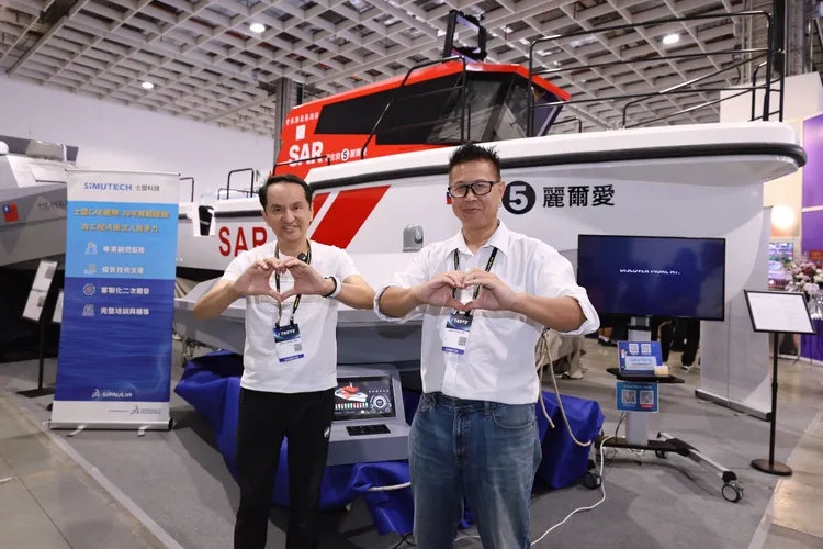 愛爾麗集團總裁常如山18日現身2025台北國防航太展，斥資1400多萬元與桃園哥倫遊艇合作打造，「愛爾麗5號」救生船給澎湖縣救難協會。彭欣偉攝