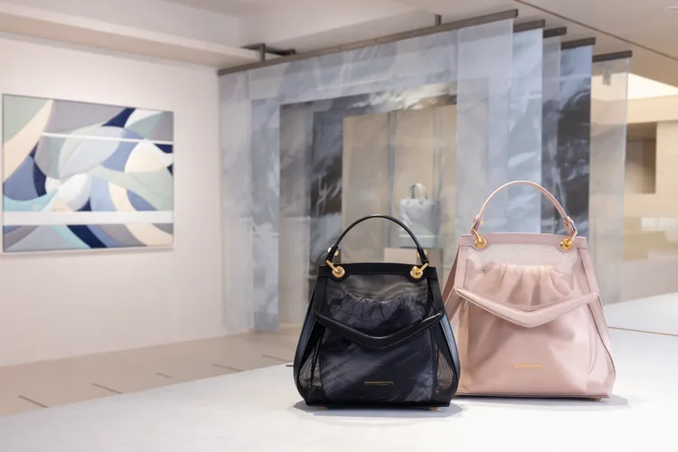 台北限定 「紗影情書包」，是將經典Love Letter包與羽翼般輕盈的網紗結合。品牌提供