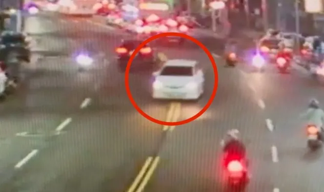 郭姓車手面對警車橫向攔截，直接逆向跨越對向車道閃躲後加速逃逸，技術相當高超大膽。翻攝畫面
