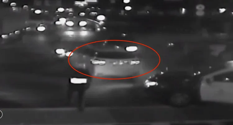 警車警員三面包夾下，郭嫌照樣衝撞突圍。翻攝畫面