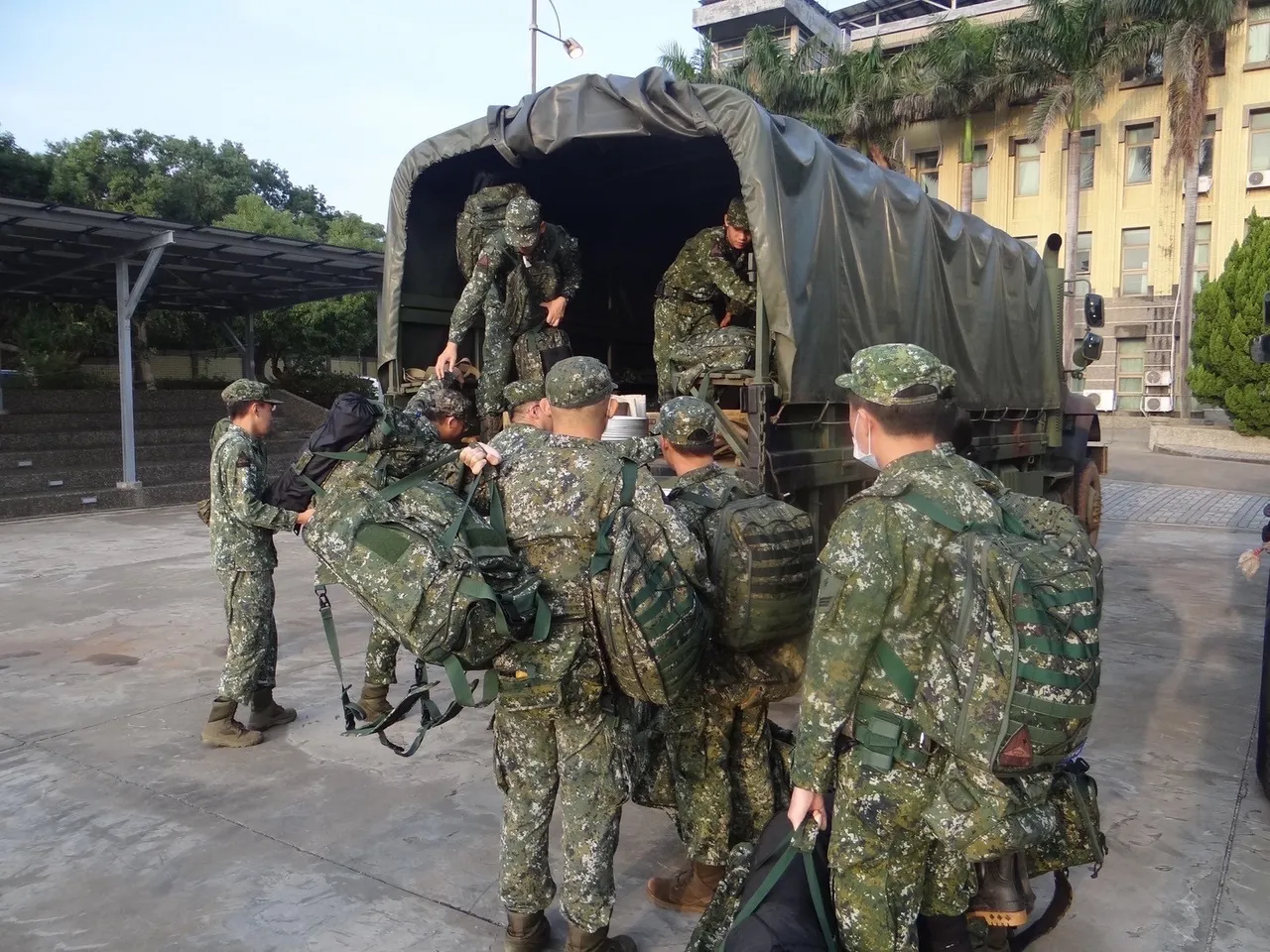 584旅支援官兵上车。第三作战区提供