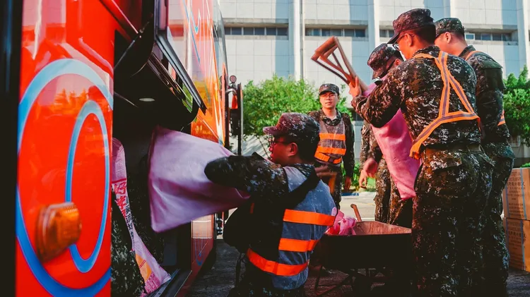 人員上車。第三作戰區提供