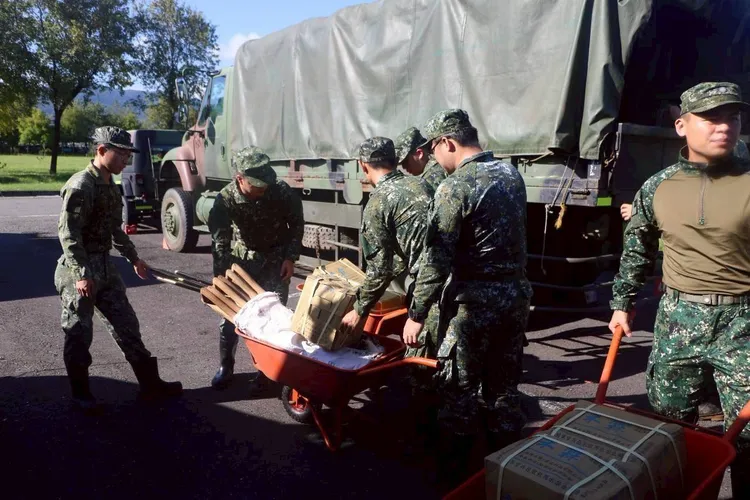 支援機具上車。第三作戰區提供