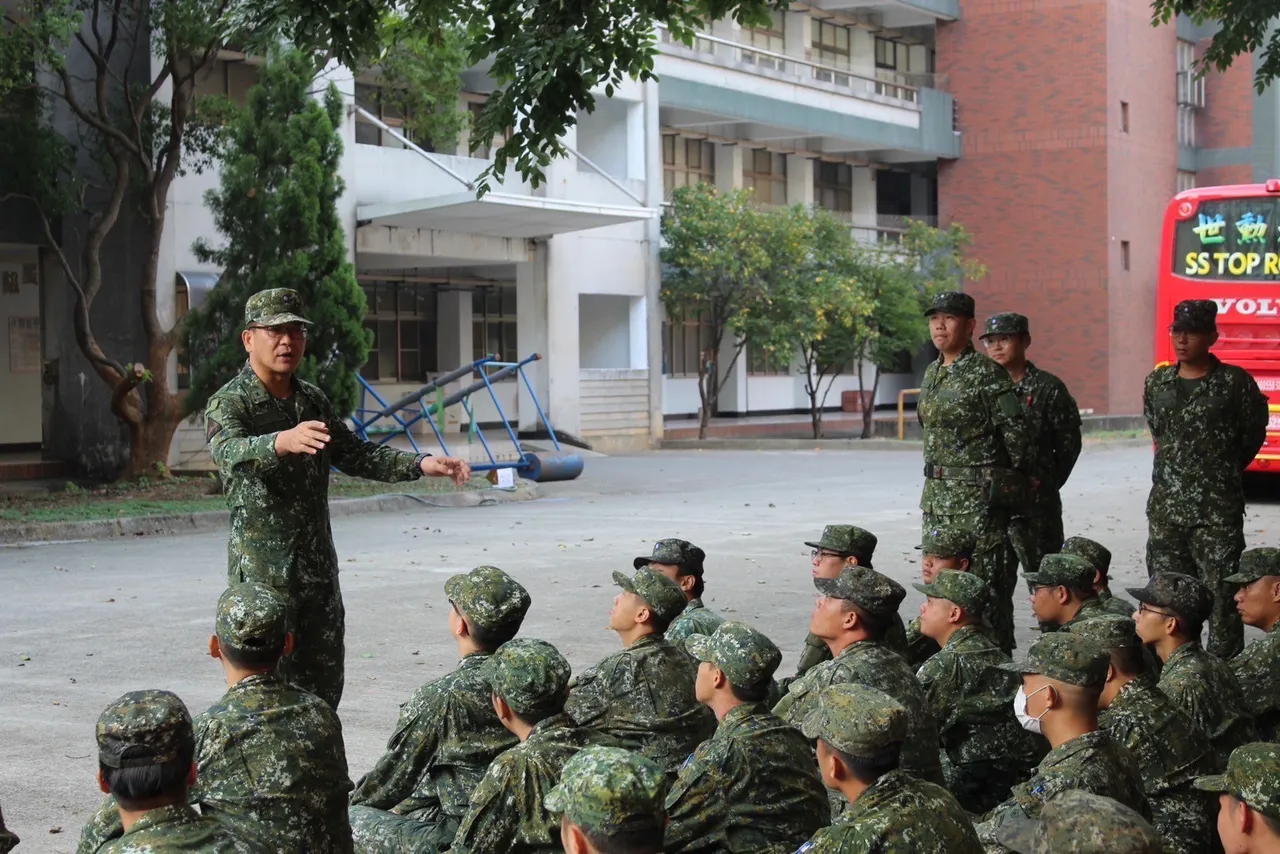 584旅长周广宜对支援救灾官兵勤前教育。第三作战区提供