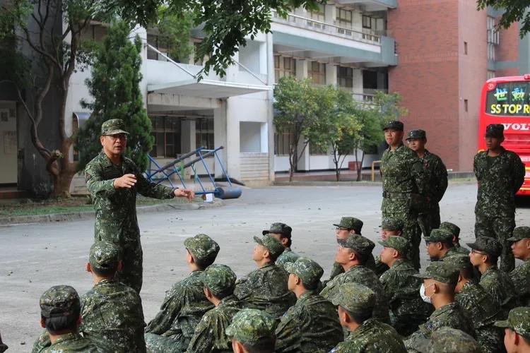 584旅長周廣宜對支援救災官兵勤前教育。第三作戰區提供