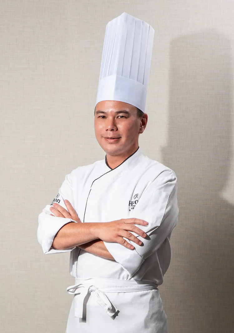 新板希爾頓行政副主廚陳孟豐，曾與各國明星客座主廚跨界合作，累積逾20年的深厚餐飲經歷。 台北新板希爾頓酒店提供