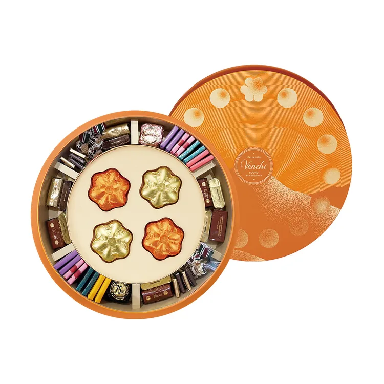Venchi綺月團圓禮盒內含花型巧克力、精選巧克力，2980元。品牌提供