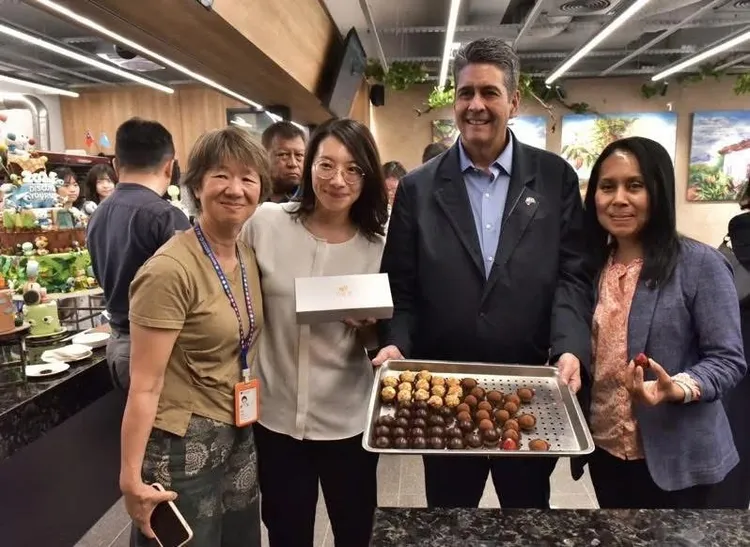 陳淑盈（左二）精通甜點，帛琉總統惠恕仁今年5月到明道參訪，陳與餐飲科學生製作手工巧克力招待貴賓。翻攝明道中學官網