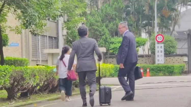 柯文哲律師鄭深元(右)與陸正義(左、背對鏡頭)一早就到北所率件柯文哲，確認他是否要交保。讀者提供