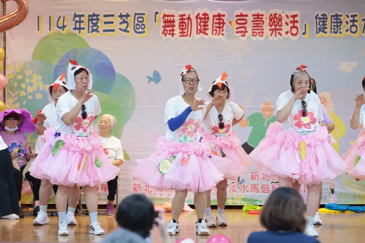長者們展現團隊合作與創意，裝扮跳舞比年輕人更活力旺盛。公所提供